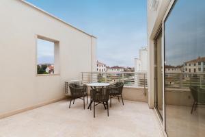 Μπαλκόνι ή βεράντα στο Garden Palace - Apartment Sembid with Terrace +34 φωτογραφίες