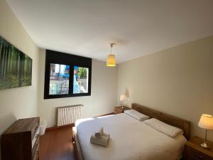 - une chambre avec un lit blanc et une fenêtre dans l'établissement Canillo L'Areny View, à Canillo