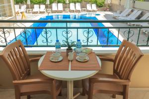 Бассейн в Liman Apart Hotel или поблизости