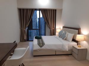 um quarto com uma cama e vista para a cidade em Star KLCC by Arman em Kuala Lumpur