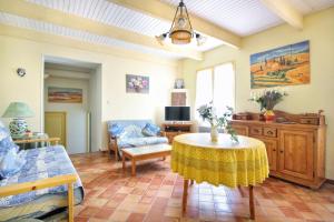 - un salon avec une table et un canapé dans l'établissement La Cerisaie, maison spacieuse en Lubéron, à Saint-Martin-de-Castillon