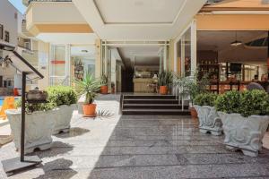 um edifício com vasos de plantas no passeio em Liman Apart Hotel em Marmaris