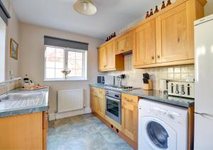 A kitchen or kitchenette at Crossing Keepers Cottage