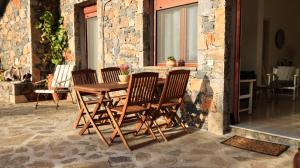 Patio alebo iná vonkajšia časť ubytovania Comfortable Apartment with Garden - Casa con Vista