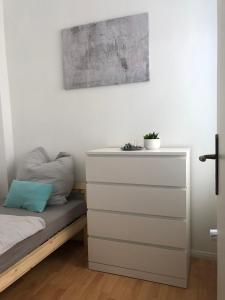 מיטה או מיטות בחדר ב-Gemütliches Appartement "Nina" in Halle