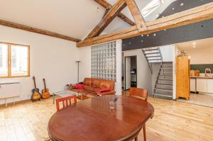 - un salon avec une table en bois et un canapé dans l'établissement Loft ViaRhôna, Grand loft en Centre-Ville, à Lyon