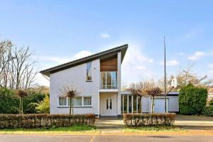 une maison blanche avec des arbres devant elle dans l'établissement De Keizersmantel, à Son