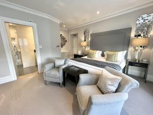 1 dormitorio grande con 1 cama grande y 2 sillas en Tavistock House Hotel en Tavistock