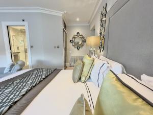 Habitación amplia con cama y espejo. en Tavistock House Hotel en Tavistock