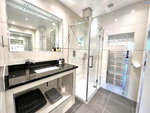 uma casa de banho com um lavatório e um chuveiro em Tavistock House Hotel em Tavistock