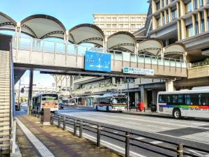 那霸かりゆしコンドミニアムリゾート那覇 グランステイ旭橋駅前的一座城市街道上的桥梁,有公交车 更多37张照片