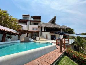 une villa avec une piscine et une maison dans l'établissement Casa Nautilus Ixtapa, espectacular!, à Ixtapa
