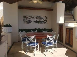 - une salle à manger avec une table et quatre chaises dans l'établissement Casa Nautilus Ixtapa, espectacular!, à Ixtapa