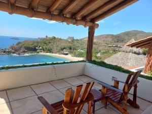 d'un balcon avec des chaises et une vue sur l'océan. dans l'établissement Casa Nautilus Ixtapa, espectacular!, à Ixtapa