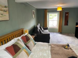 sala de estar con cama y sofá en Kings Arms, en Llandysul
