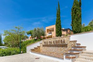 ein Haus mit einer Steinmauer und einer Treppe in der Unterkunft Vale da Ribeira - Casa Serenidade in Mexilhoeira Grande