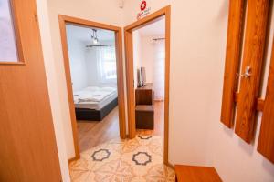 un pasillo con una puerta que conduce a un dormitorio en Apart-Invest Apartament Hajduczek en Szklarska Poręba