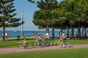 カンブリルスにあるapartamento Estelの浜辺の小道を自転車に乗る人々