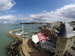 - une vue sur un port avec des bateaux dans l'eau dans l'établissement Endeavour House, à Cowes