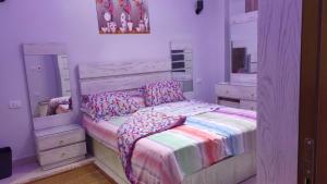 1 dormitorio con cama y espejo en Chillax The View Resort, en Sharm El Sheikh