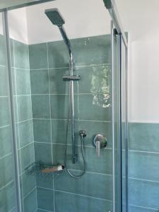 een douche met een douchekop in de badkamer bij Villetta cod. 454 Taunus Vacanze in Numana