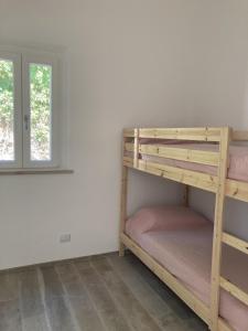 een slaapkamer met 2 stapelbedden en een raam bij Villetta cod. 454 Taunus Vacanze in Numana