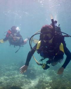 dos personas están buceando en el agua en Tuburan Cove Beach Resort, en Buruanga