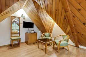 Summit Le Royale Hotel, Shimla的电视和/或娱乐中心
