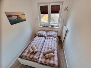 クックスハーフェンにあるAppartementhaus-Kogge-Wohnung-5の窓付きの客室の小さなベッド1台分です。