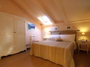 Agriturismo Peretti في فونتيبلاندا: غرفة نوم بسرير ونور