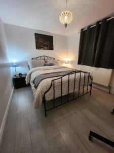 - une chambre avec un lit et un lustre dans l'établissement Private Room, à Ilford