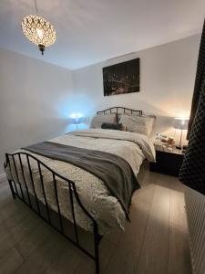 um quarto com uma cama e um lustre em Private Room em Ilford