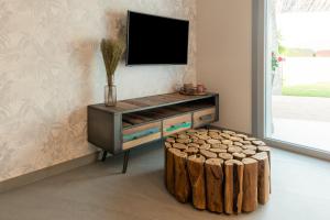 sala de estar con TV y taburete en A Oliveira, en Vilaboa