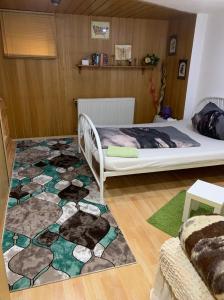 een slaapkamer met een bed en een tapijt bij Schönes Doppelbettzimmer im Untergeschoss inkl Parkplatz nach Verfügbarkeit in Essen