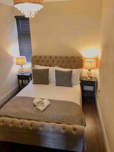 una camera da letto con un grande letto con due comodini di Stylish-1 bedroom flat close to Brighton beach a Brighton & Hove