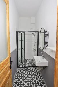 ein Bad mit einem schwarz-weißen Boden und einem Waschbecken in der Unterkunft Ali FINDIK in Istanbul