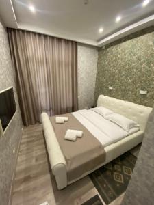 una camera da letto con un letto con due asciugamani sopra di Arizet Boutique Mamaia a Mamaia Altre 166 foto