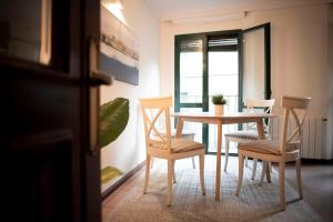 a dining room with a table and four chairs at Apartamento Exterior 2 dormitorios en CENTRO HISTÓRICO in San Lorenzo de El Escorial