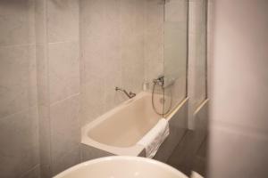 a bathroom with a bath tub and a toilet at Apartamento Exterior 2 dormitorios en CENTRO HISTÓRICO in San Lorenzo de El Escorial +17 photos