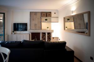 uma sala de estar com um sofá e uma lareira em Apartamento Exterior 2 dormitorios en CENTRO HISTÓRICO em San Lorenzo de El Escorial