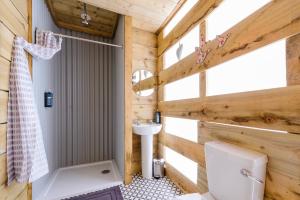 Koupelna v ubytování Killarney Glamping at the Grove, Suites and Lodges