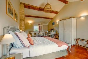 1 Schlafzimmer mit einem großen Bett und einem Esszimmer in der Unterkunft Bastide Saint-Didier in Saint-Didier