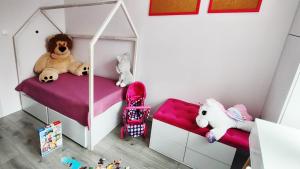 Habitación infantil con litera y animales de peluche en Apartament w lesie nad rzeką, en Dywity