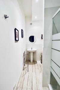 y baño con lavabo y espejo. en B&B Villa Dunardi, en Fontane Bianche