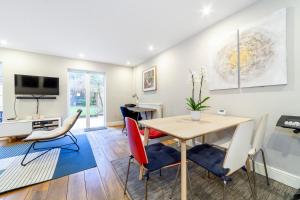a dining room with a table and chairs at Lovely 2 BR Notting Hill flat wgarden in London
