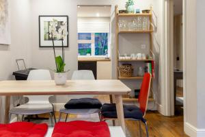 a dining room with a table and chairs at Lovely 2 BR Notting Hill flat wgarden in London