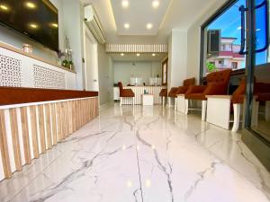 un vestíbulo con suelo de mármol y un restaurante en Mazlum Apart, en Trabzon