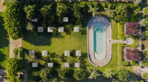 een uitzicht over een zwembad in een park bij Vestige Son Vell in Ciutadella