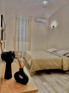 Ένα ή περισσότερα κρεβάτια σε δωμάτιο στο Il Vicoletto Portici