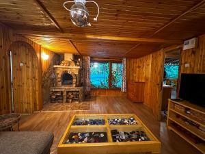 uma sala de estar com uma grande sala com lareira em “River Romance” Villa em Kamchia